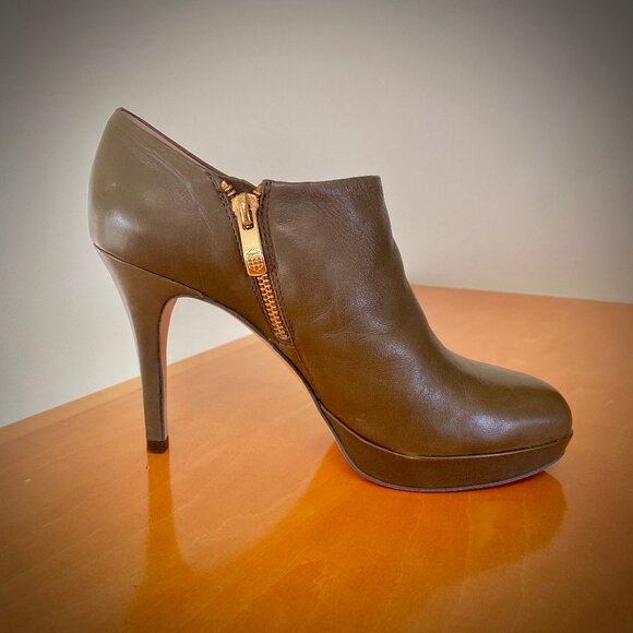 Vince Camuto "Elvin" Leather Platform Booties in Olive Drab Nappa, 6.5M - Picture 4 of 15